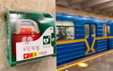 У київському метро встановили автоматичні дефібрилятори на всіх 52 станціях У київському метро встановили автоматичні дефібрилятори на всіх 52 станціях